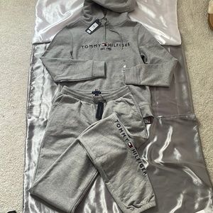 Women’s Tommy Hilfiger set. Hoodie and joggers.